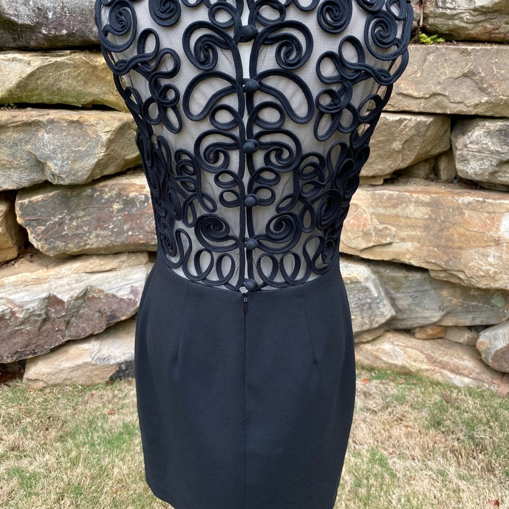 Laundry by Shelli Segal Size 10. Lined Excellent Condition. Perfect Black Dress